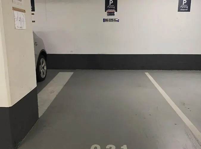 30 M2 Hyper Centre, Neuf, Parking Gratuit, 3 étoiles *