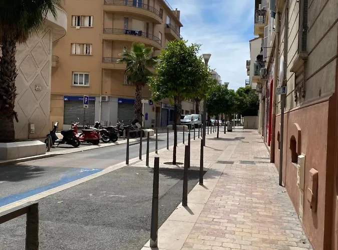 30 M2 Hyper Centre, Neuf, Parking Gratuit, 3 Etoiles Cannes